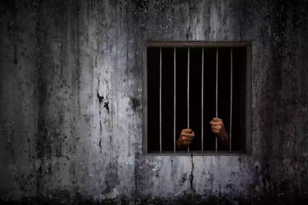 سجن 3 أشخاص تاجروا بمطاعيم كورونا