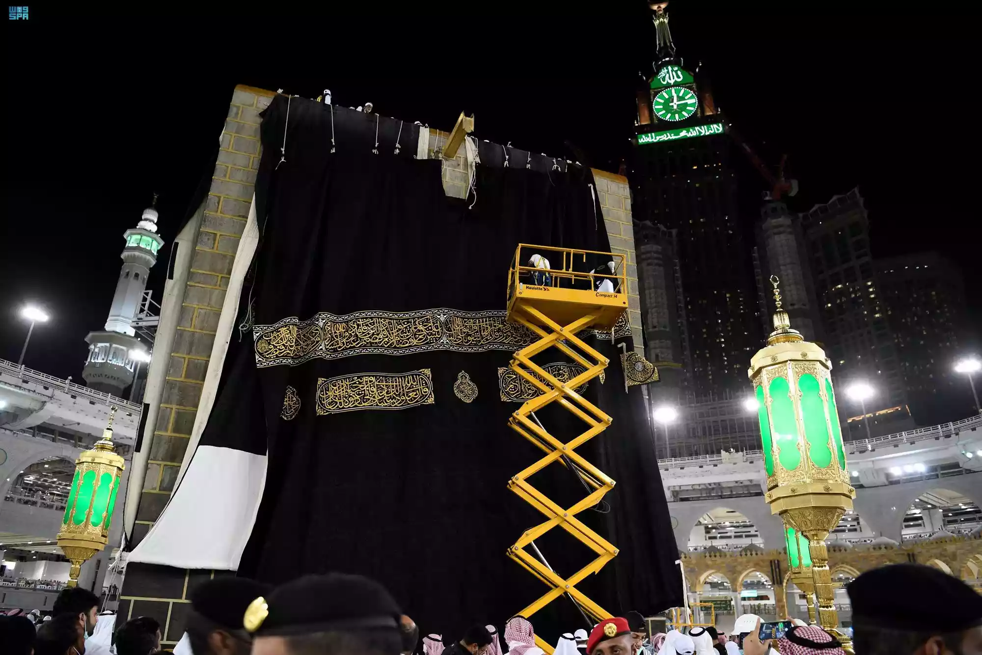 تجديد كسوة الكعبة المشرفة في مكة المكرمة