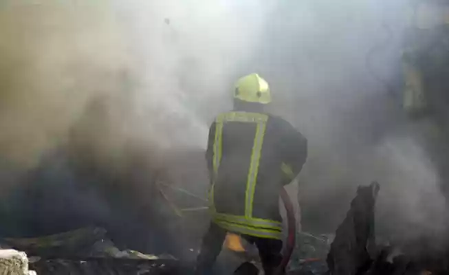 الزرقاء.. رجل دفاع مدني يعثر على مبلغ مالي أثناء إخماده حريقا- صورة