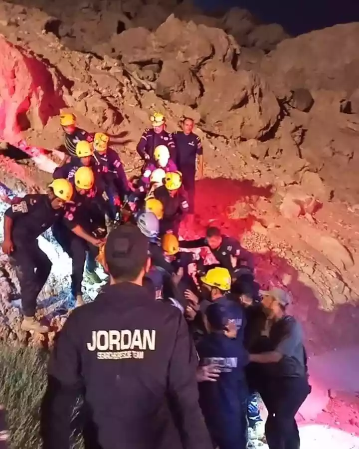 إنقاذ عشرينية سقطت عن مقطع صخري بمنطقة البحر الميت