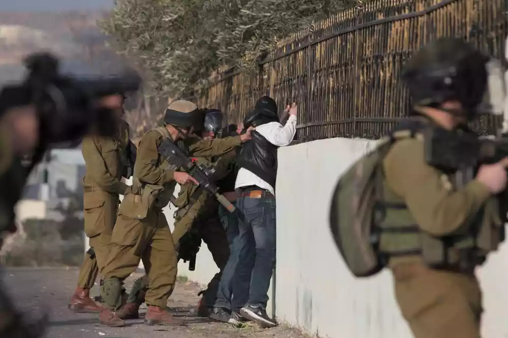 الاحتلال يعتقل فلسطينيين في الضفة والقدس - أسماء