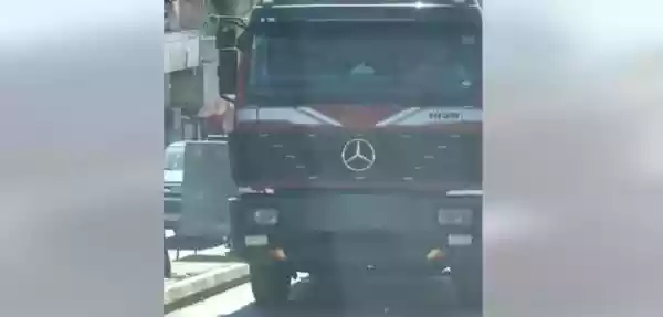 الأمن يضبط شاحنة تسير عكس الاتجاه (فيديو)