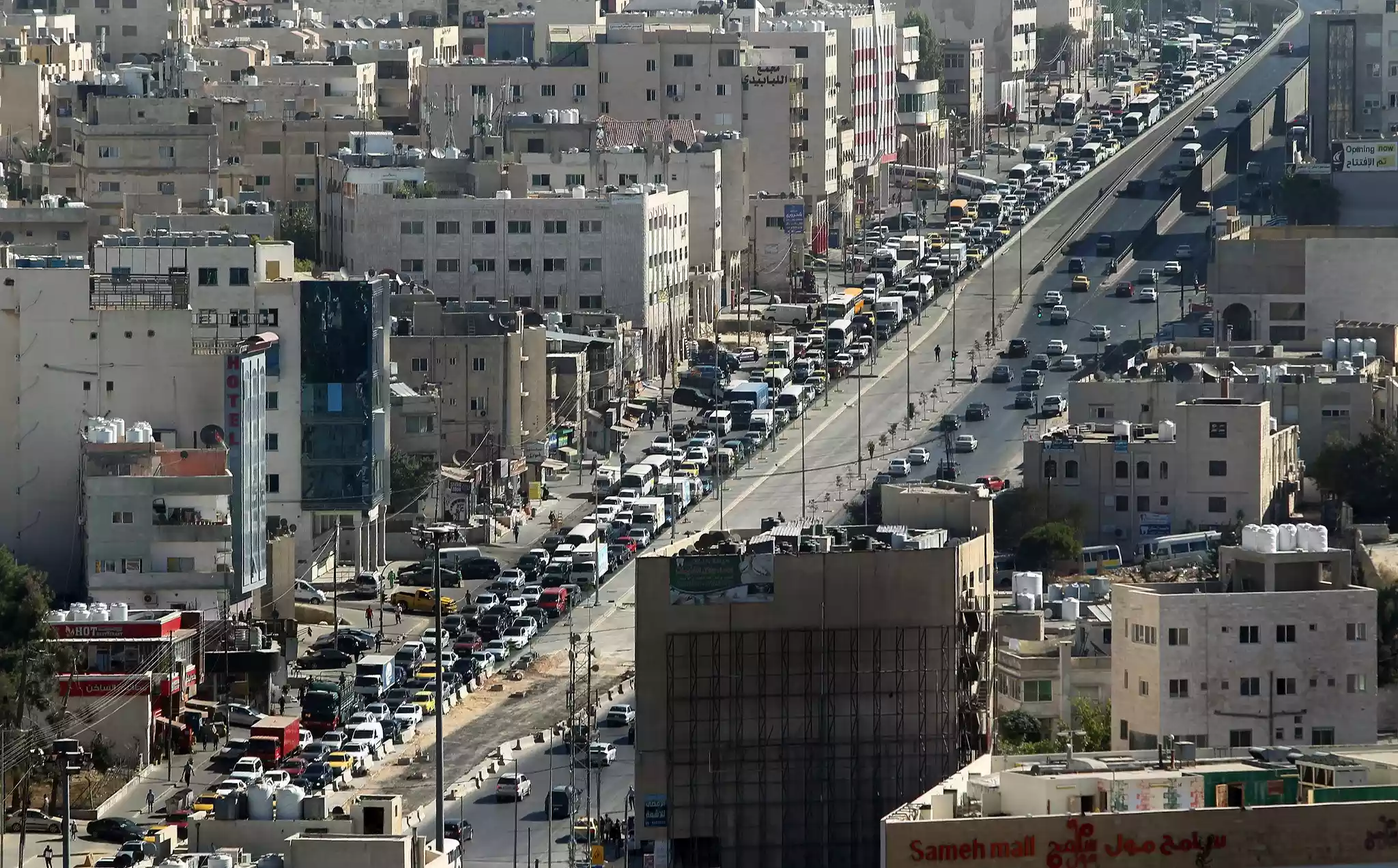 ضبط شخص مخمور ومُتعرٍّ بمركبة حكومية في عمّان