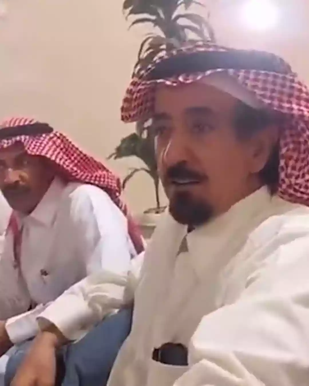 سعودي يتزوج 53 امرأة ويقول: "الخواف لا يسمع كلامي" (فيديو)