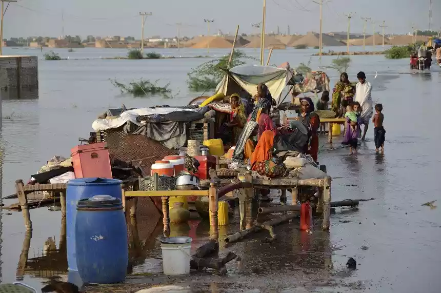 ضحايا فيضانات باكستان ترتفع لـ1265 قتيلا