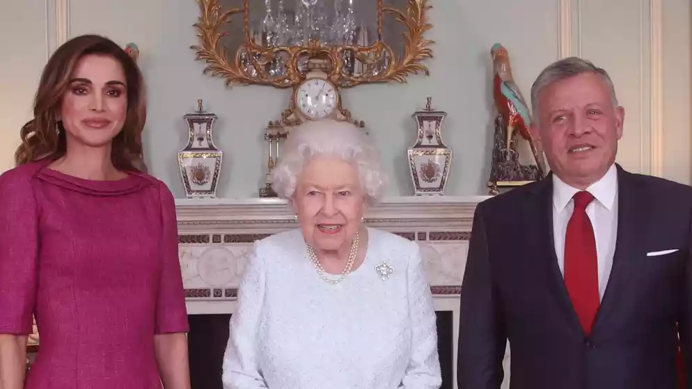 الملك والملكة ينعيان الملكة اليزابيث