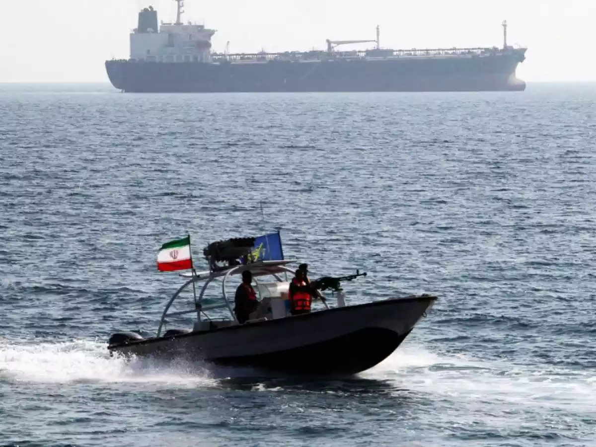 إيران تحتجز سفينة بالخليج تهرب ديزل