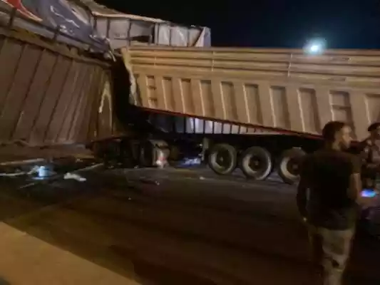 سيارة إسعاف تصطدم بجسر أسقطته مركبة شحن على طريق المطار - فيديو
