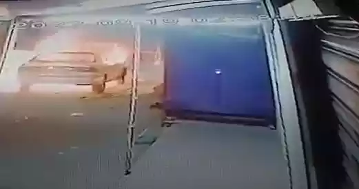 شخص مجهول يحرق مركبة في عمّان (فيديو)
