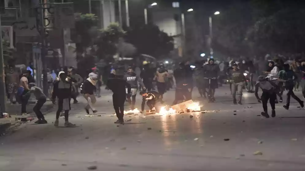 لليلة الثانية.. تجدد الصدامات بين قوات الأمن التونسي ومحتجين