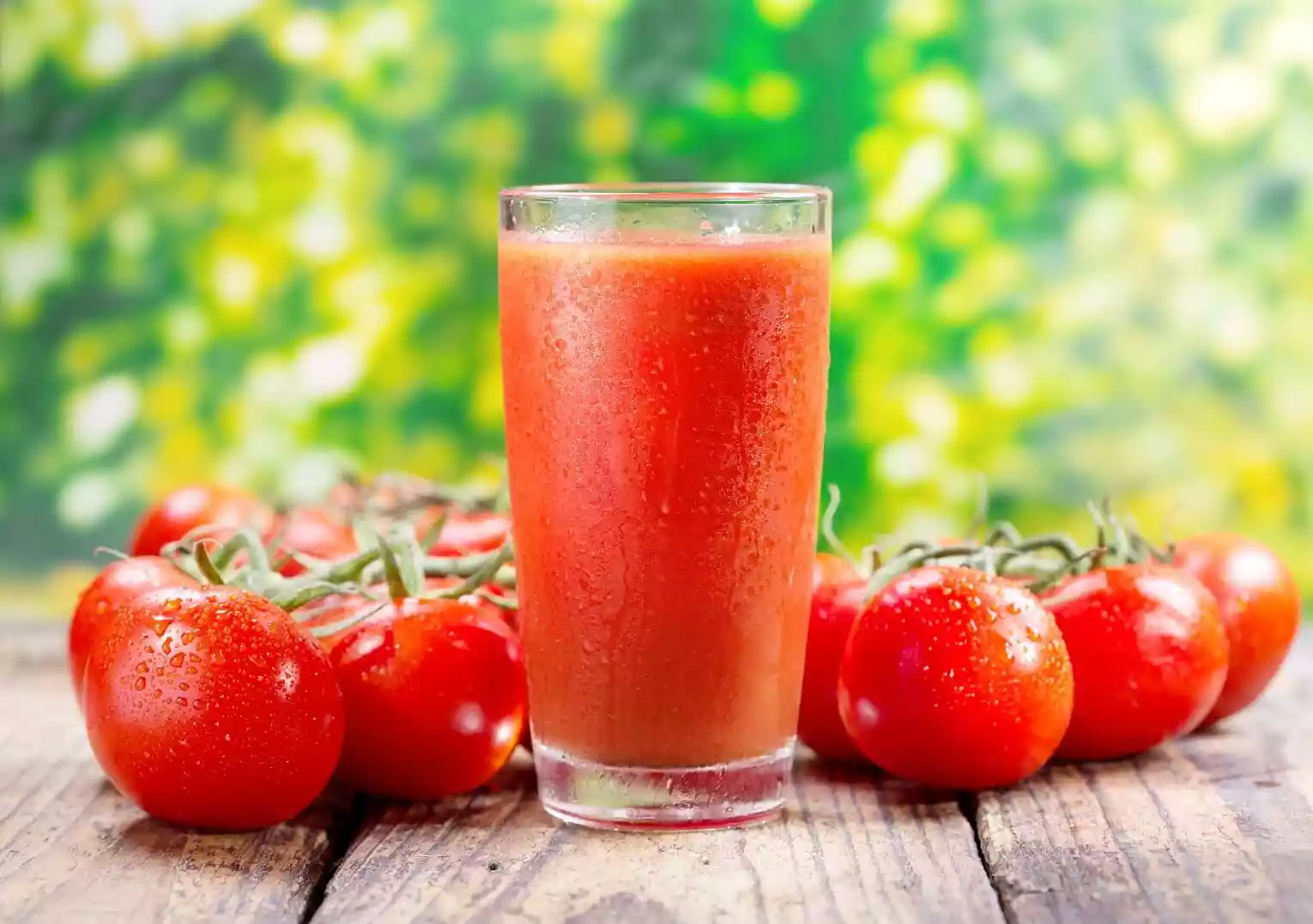 Польза томатного сока для организма мужчины. Томатный сок. Стакан томатного сока. Помидор сок. Сок из свежевыжатых помидоров.