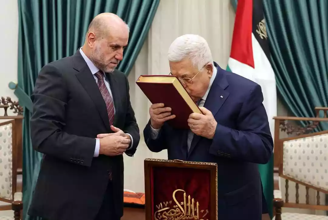 عباس يتسلم النسخة الأولى من مصحف الأقصى