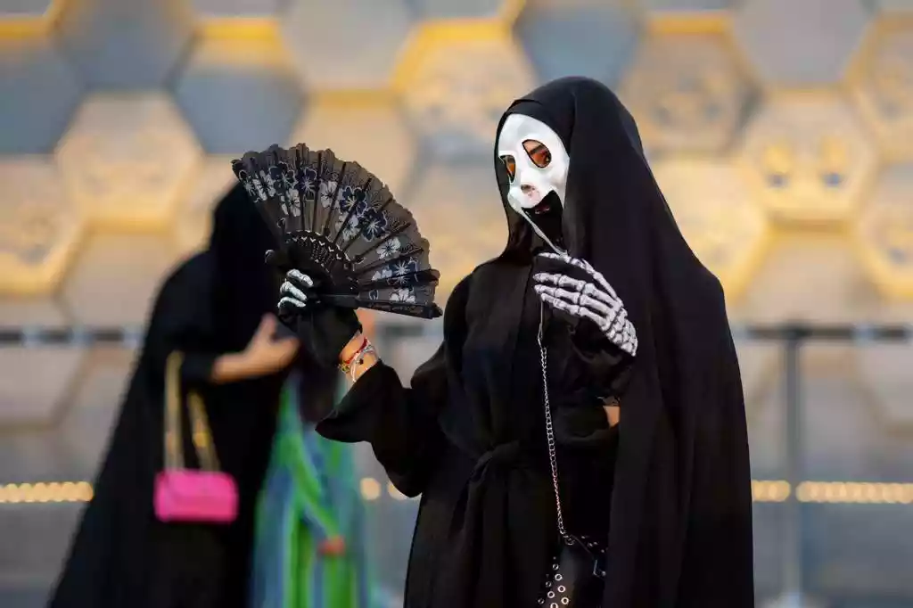 بالصور.. أزياء تنكرية مرعبة في الرياض.. ماذا يجري؟
