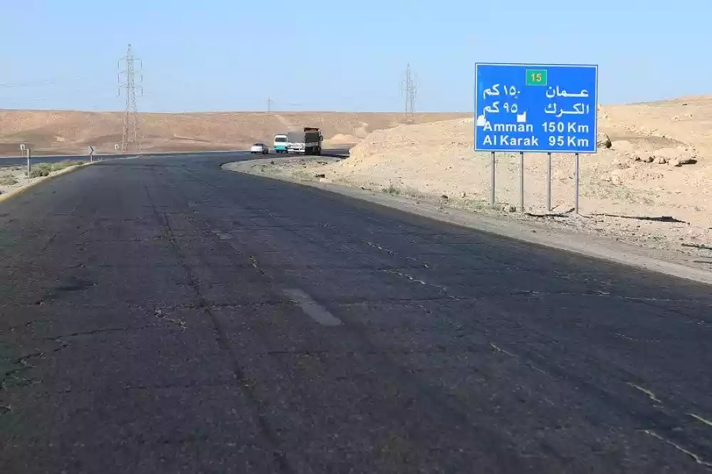 5 إصابات بتدهور مركبة على الطريق الصحراوي