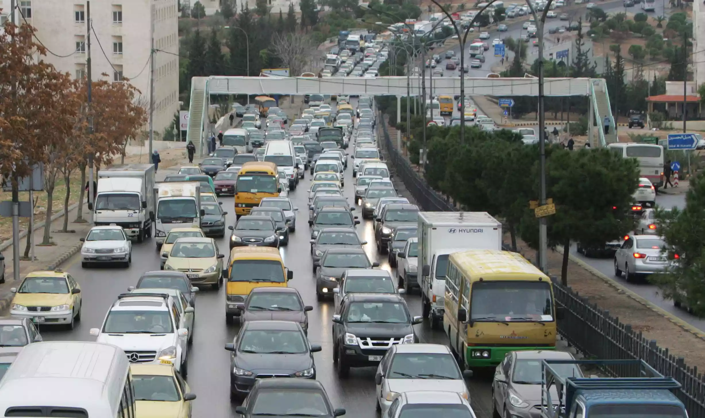 توقيف سائق أغلق شارعا في عمان بسبب مخالفة سير - فيديو