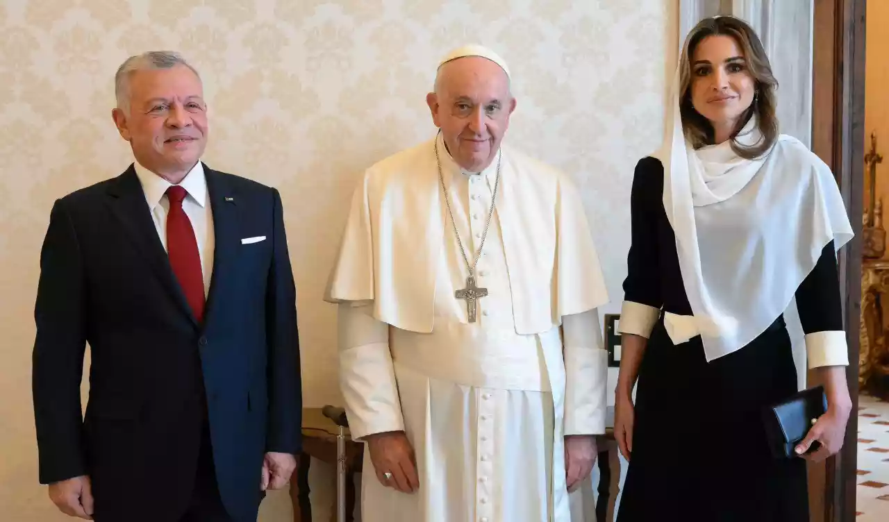 الملكة: تأثرت كثيراً بتواضع ودفء والتزام البابا بالسلام وحوار الأديان