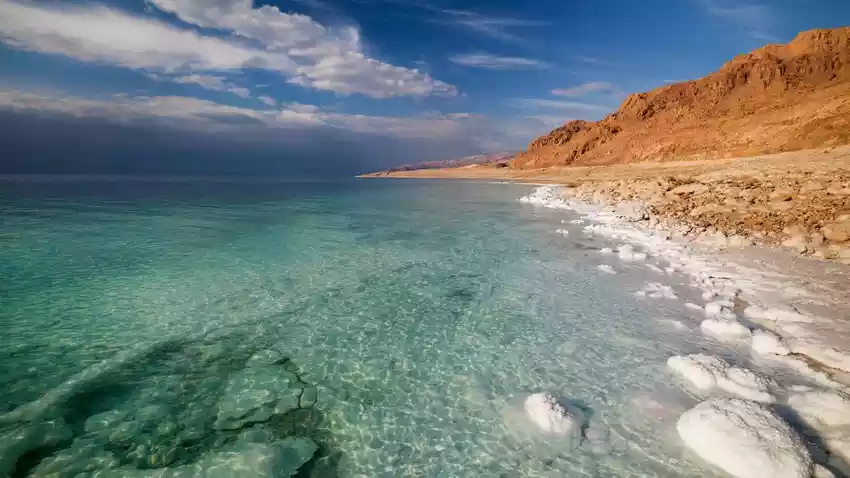 البحر الميت يتلاشى تدريجيا.. ما علاقة إسرائيل؟