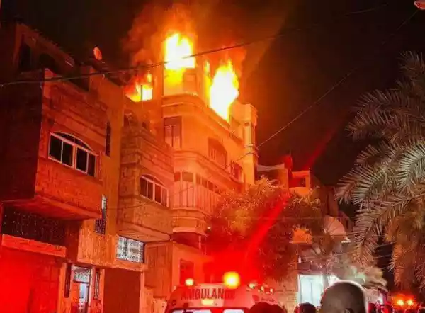 21 وفاة بحريق كبير في بناية سكنية بقطاع غزة