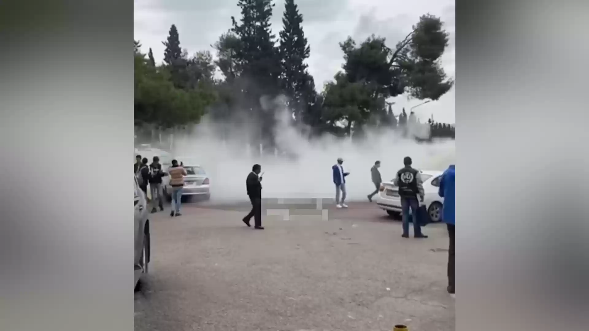 استخدام طفايات حريق لتفريق مشاجرة كبيرة بالجامعة الأردنية (فيديو)