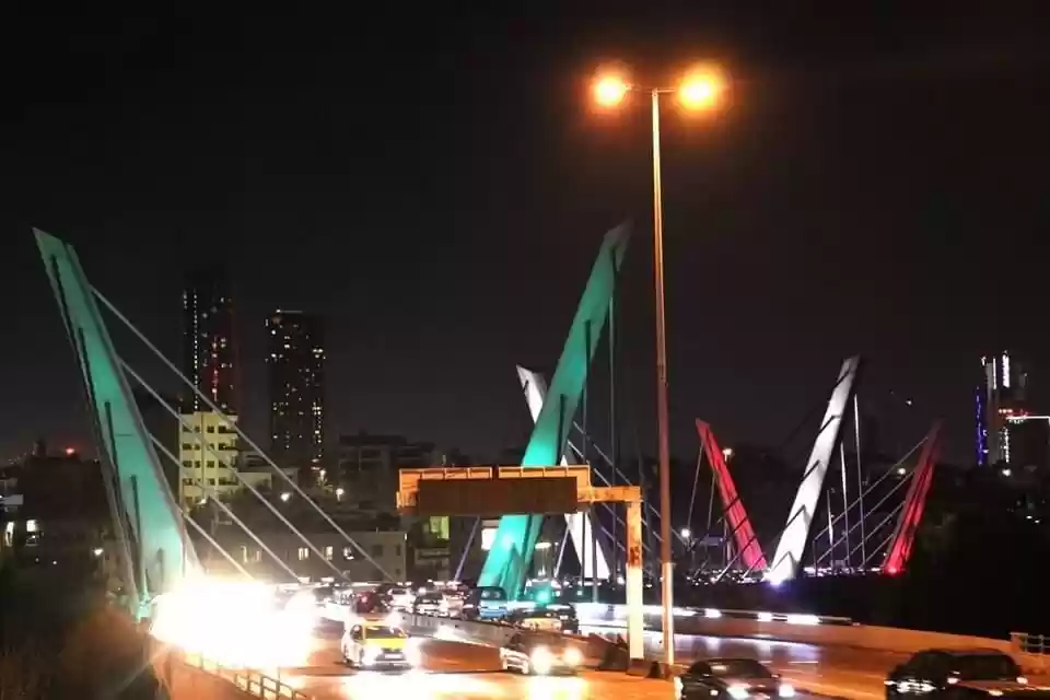 لماذا أضاءت الأمانة جسر عبدون بألوان العلم الإماراتي؟ (صور)