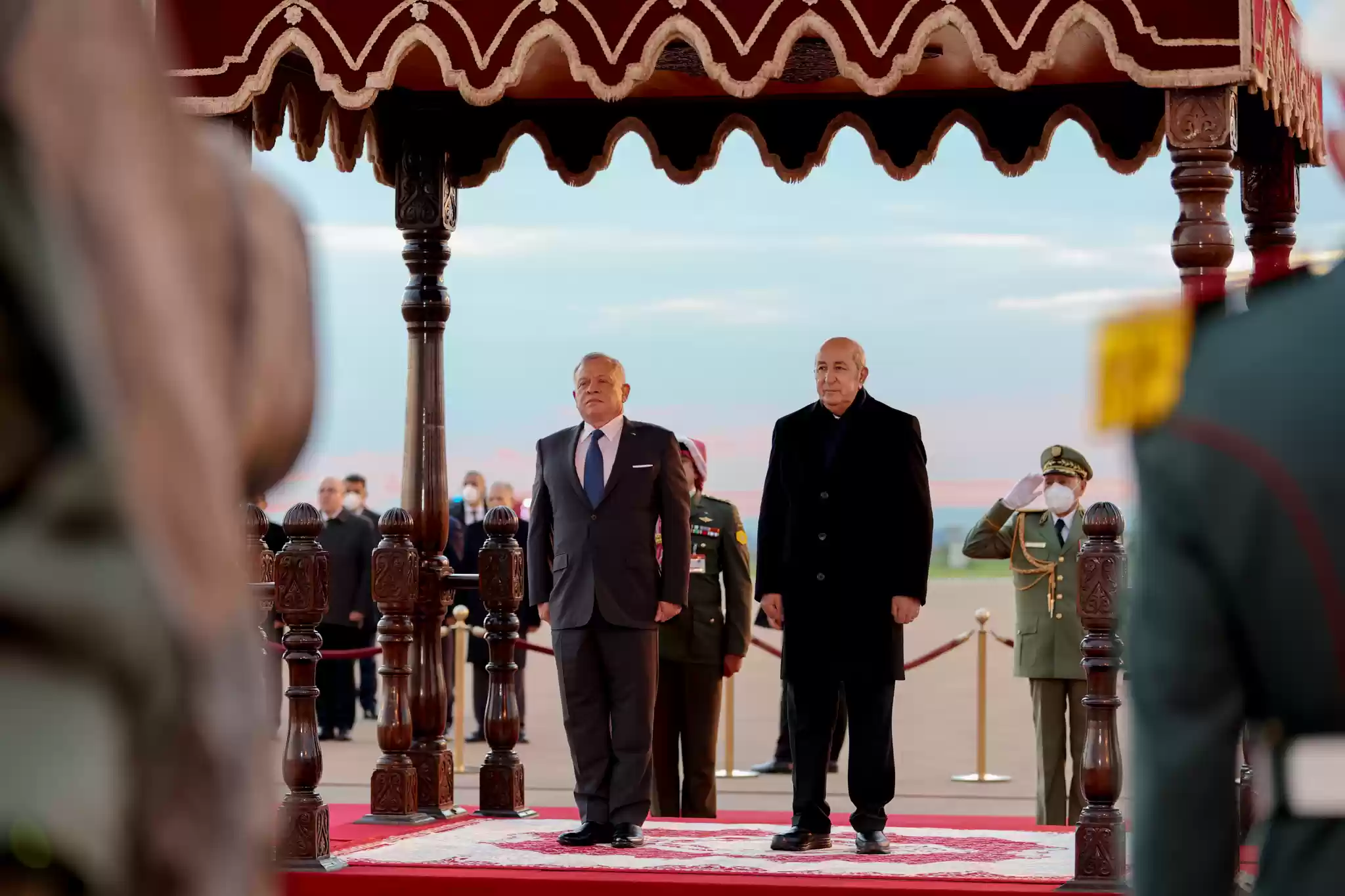 الملك والرئيس الجزائري يتبادلان وسامين رفيعين