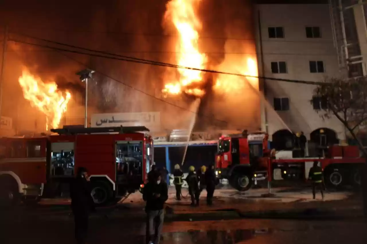 "حريق إربد": 6 إصابات بين كوادر الدفاع المدني.. و7 ساعات لإخماده