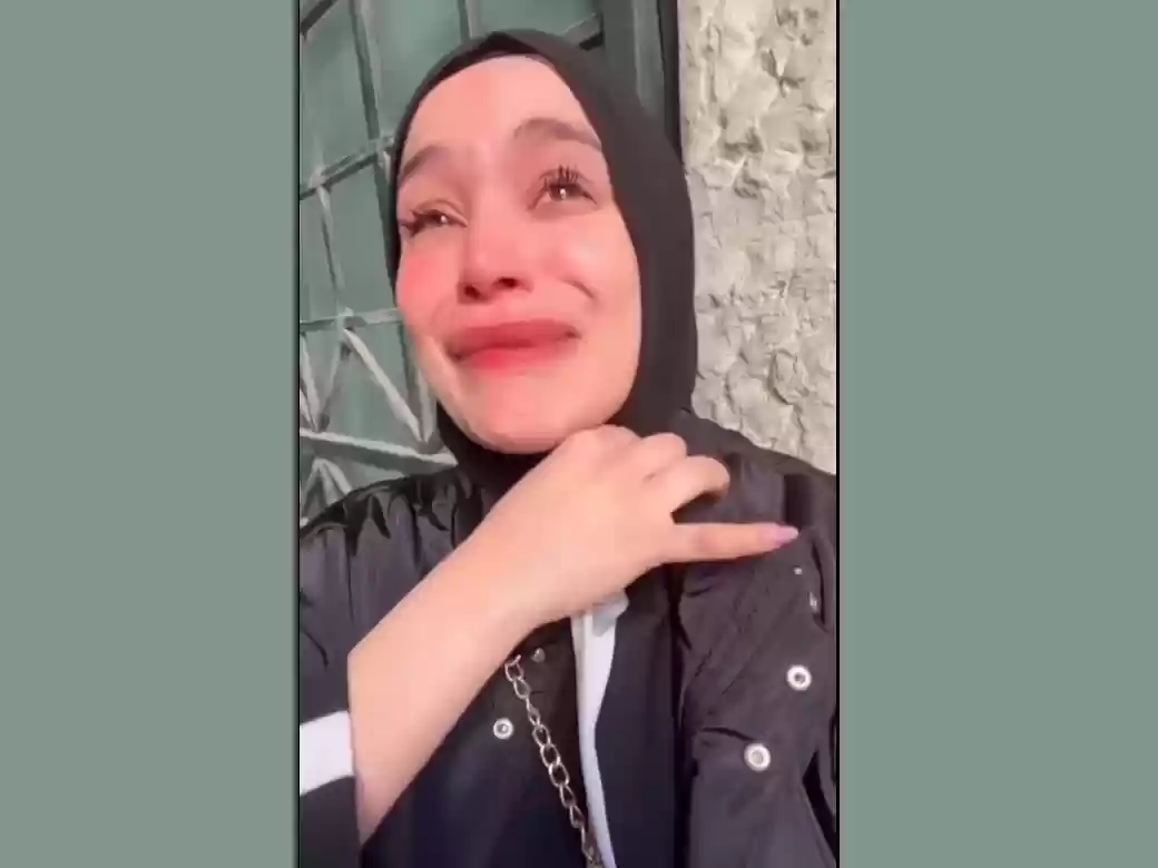 "مشان الله أبوي قاعد بموت".. أردنية تبكي بحرقة وتناشد إدخال والدها "الحسين للسرطان" (فيديو)