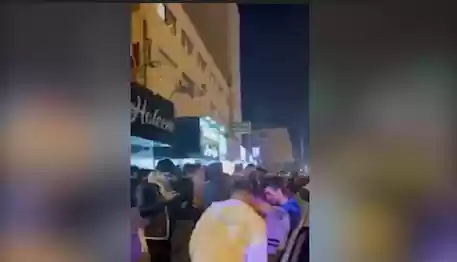 بالفيديو.. تجمهر مواطنين أمام محل تجاري في عمان لهذا السبب!
