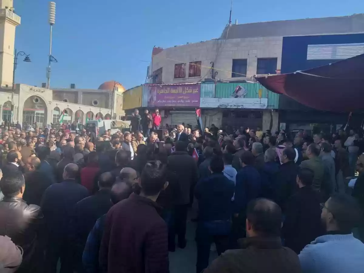 المئات يحتشدون في الكرك تلبية لدعوة المجلس البلدي إلى الإضراب - صور