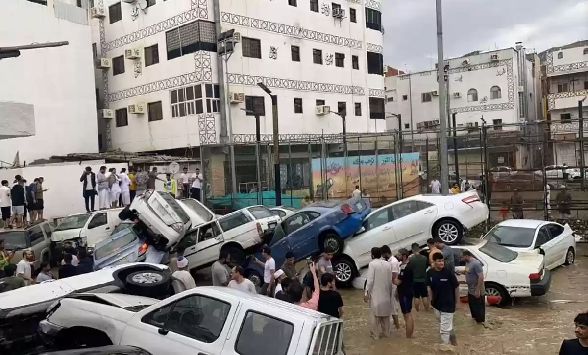 سيول جارفة في مكة تسحب السيارات وتتسبب بتراكمها (فيديو)