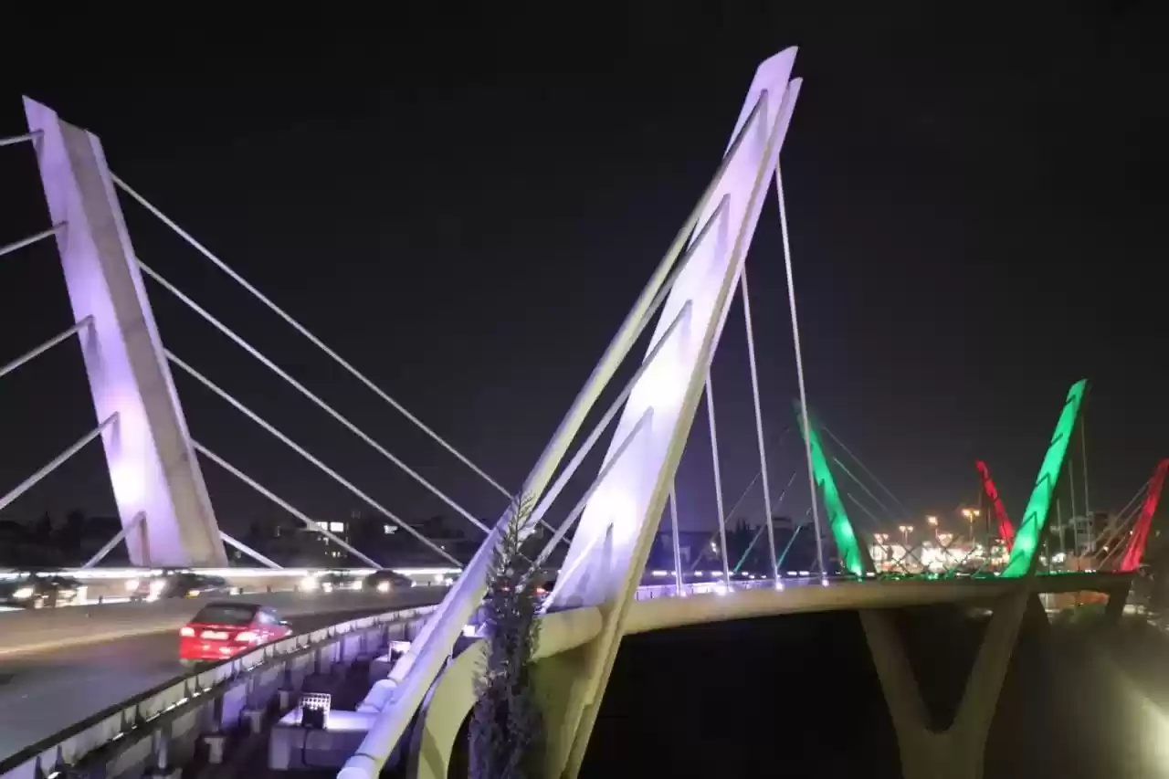 الأمانة تُضيء جسر عبدون بألوان العلم السوداني