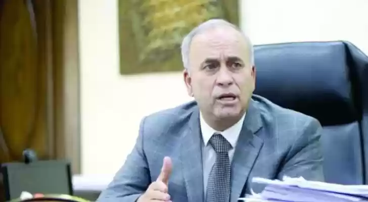 الحكومة تمدد لمدير الضريبة حسام أبو علي