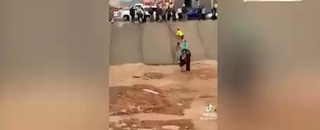 فيديو يحبس الأنفاس لإنقاذ طفل حاصرته السيول
