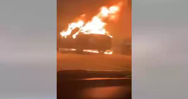 حريق مركبة على طريق المطار (فيديو)