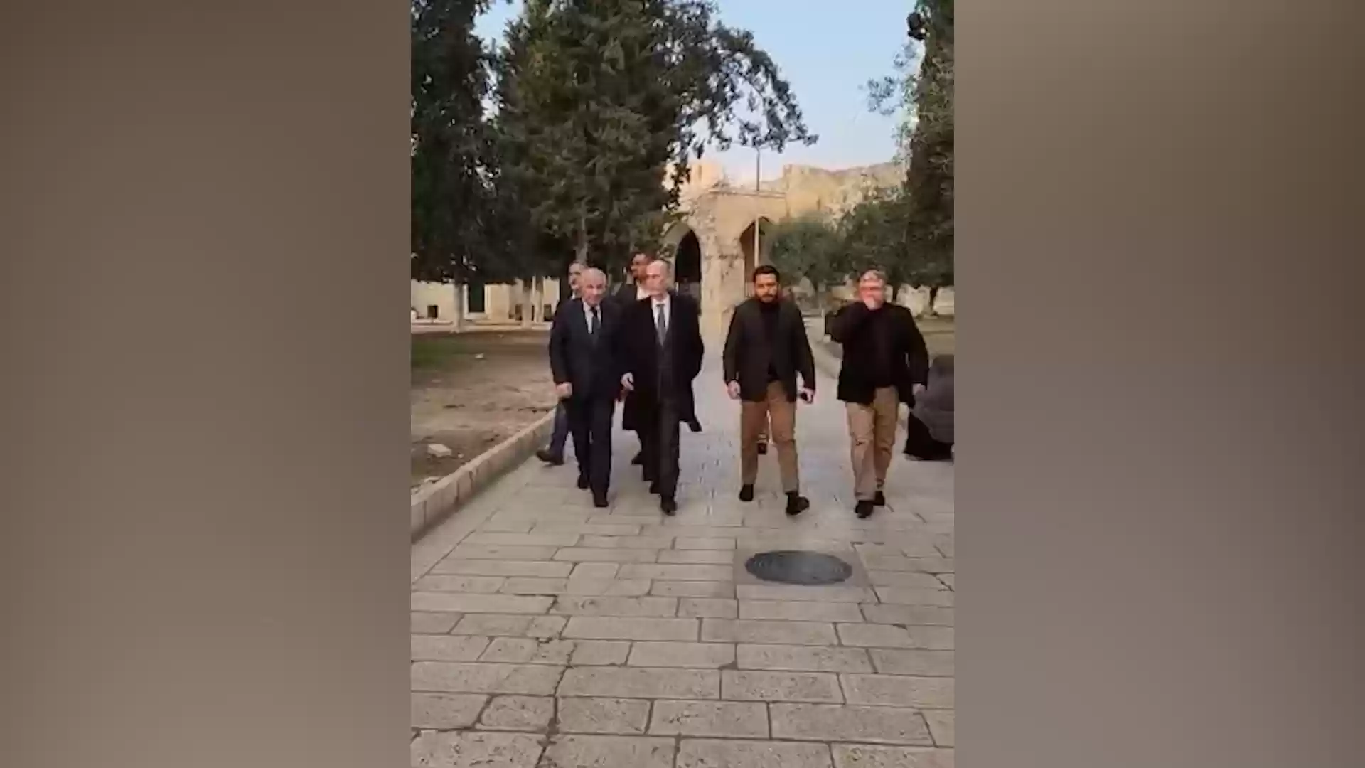 بالفيديو.. السفير الأردني في إسرائيل يتجول في باحات الأقصى