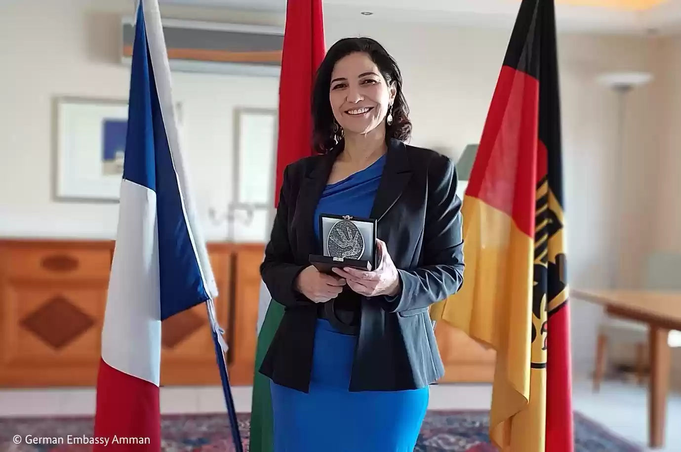 الأردنية هديل عبد العزيز تتسلّم الجائزة الفرنسية الألمانية لحقوق الإنسان وسيادة القانون