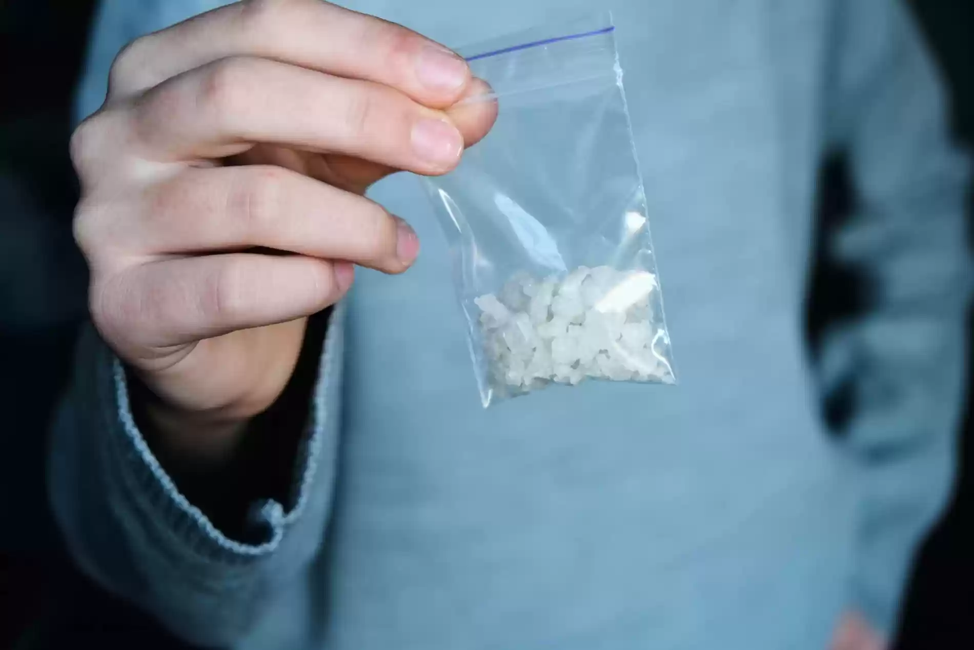 مكافحة المخدرات تحذر من مادة سريعة الإدمان من الجرعة الأولى