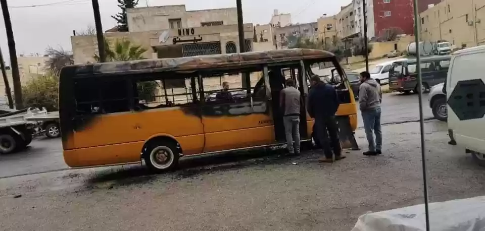 النيران تلتهم "باص مدرسة" في عمان - صور