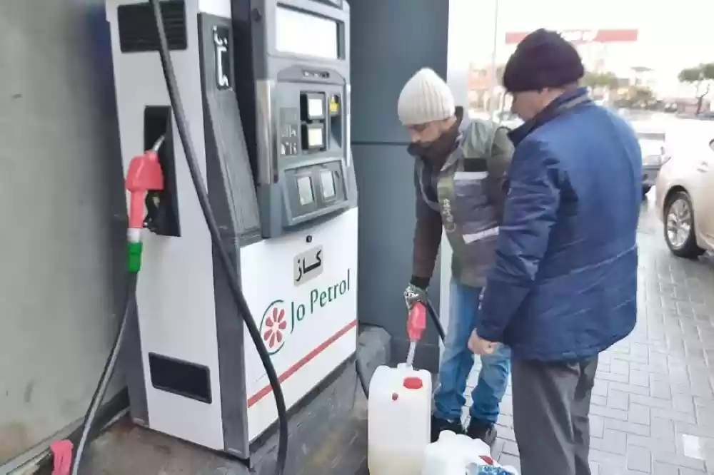 محطات الوقود تدعو المواطنين لشراء مخزون احتياطي