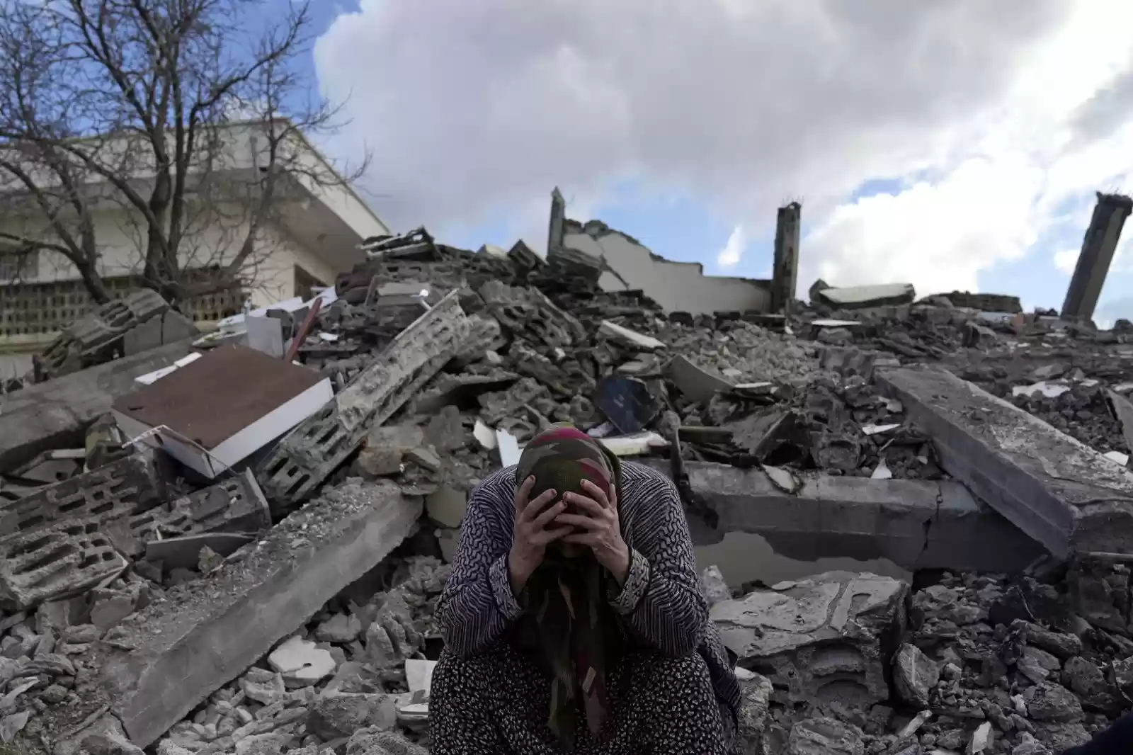 وفاة عائلة سورية كاملة في زلزال تركيا المدمر  (أسماء)