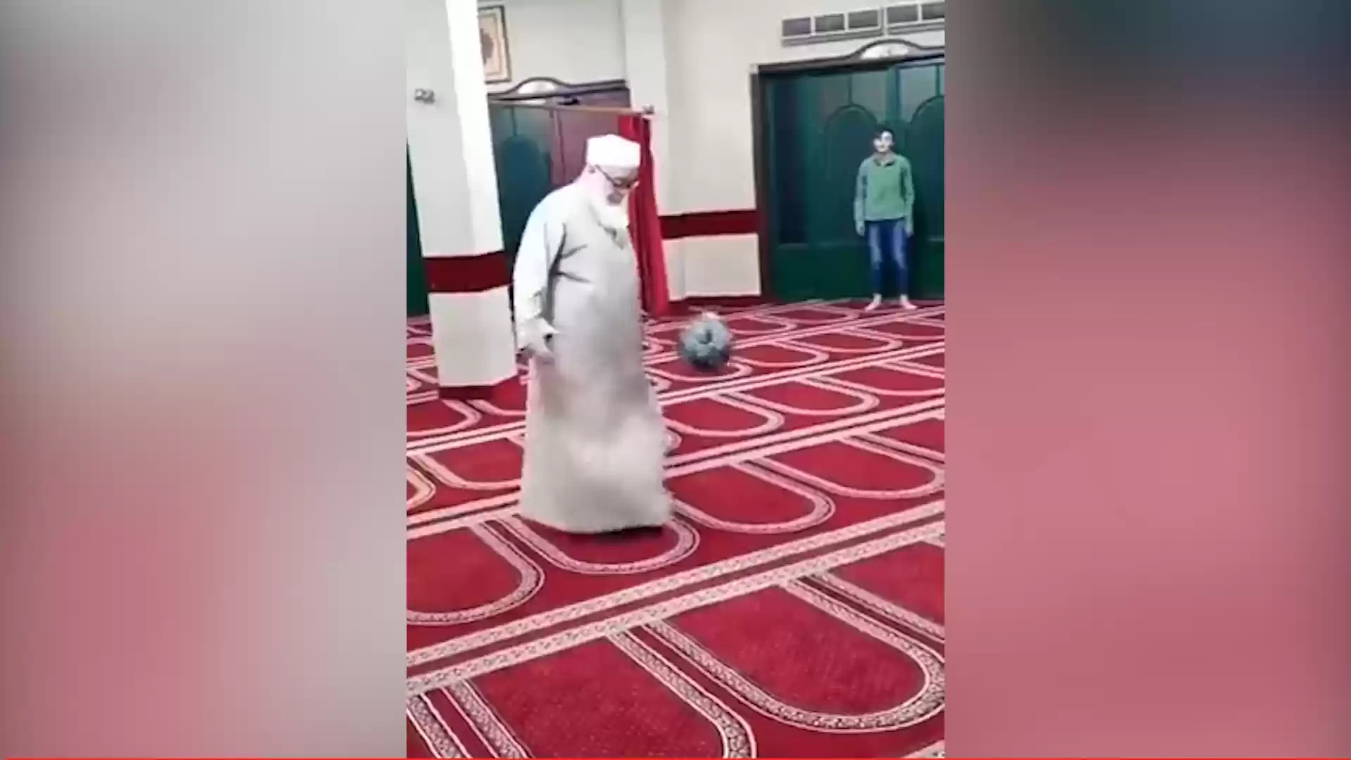 فيديو لعب كرة قدم في المسجد يجتاح مواقع التواصل... شاهد