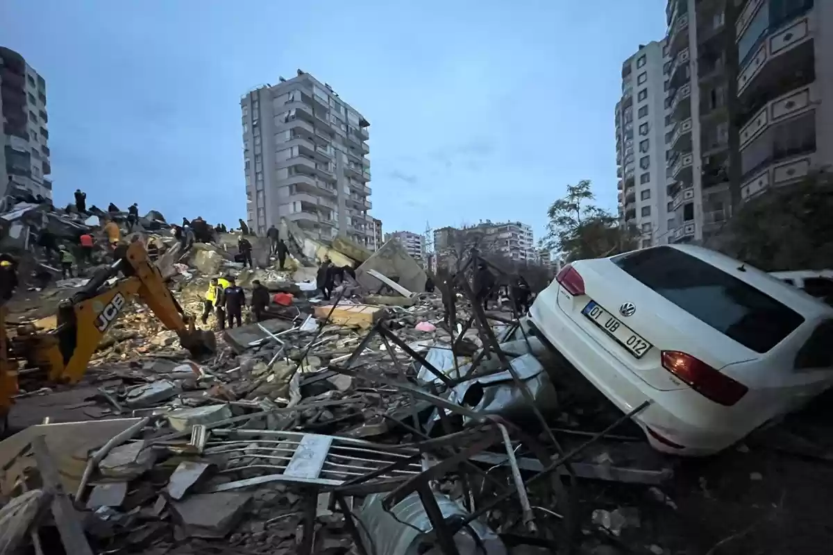 ارتفاع ضحايا زلزال تركيا وسوريا إلى 42 ألفا