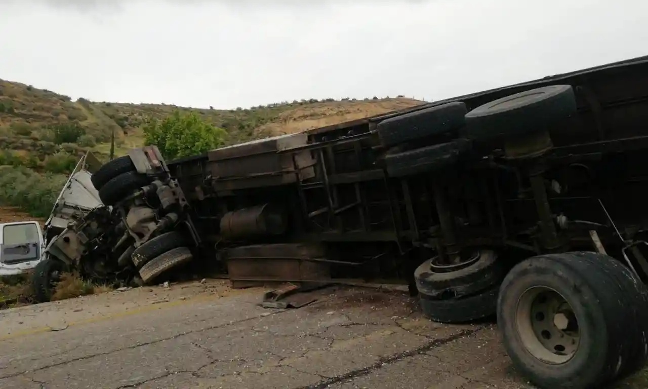 إصابة بتدهور شاحنة في إربد (صور)