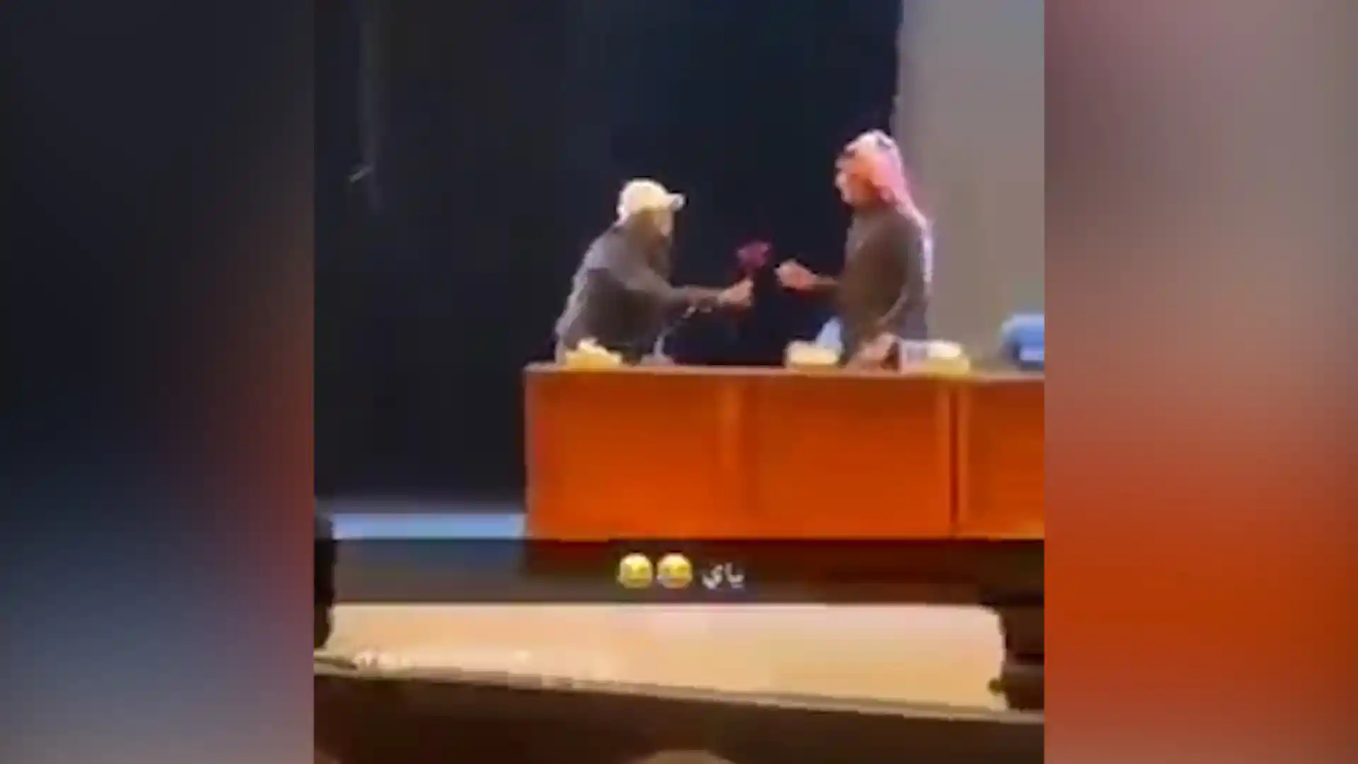 في الجامعة الأردنية.. فتاة تقتحم المسرح وتهدي الشاعر شريان الديحاني وردة (فيديو)