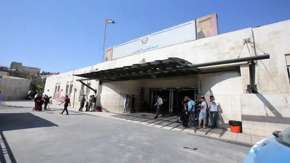 مواطن عن مستشفى البشير: "لو يحطوا فراش عربي بدل هالكراسي المكسرة" - فيديو