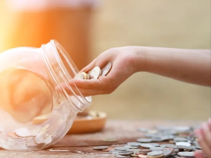 الإفتاء توضح حكم إعطاء الزوجة مالها لأهلها دون علم الزوج