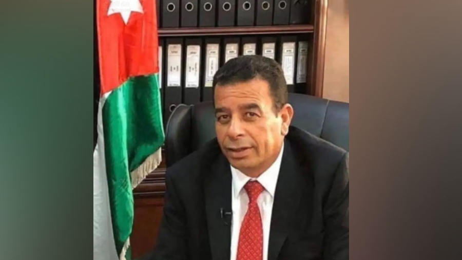 تبرئة مسؤول أسبق من 3 تهم