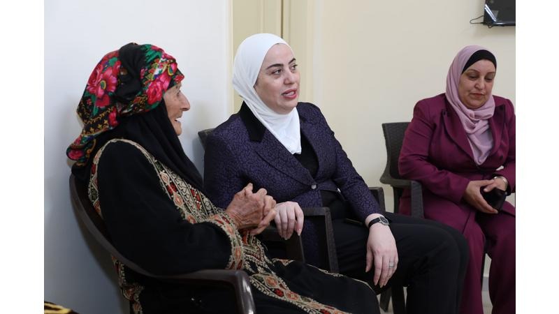 بإيعاز من رئيس الوزراء.. وزيرة التنمية تسلّم مسكناً للحاجة وضحى الشهاب