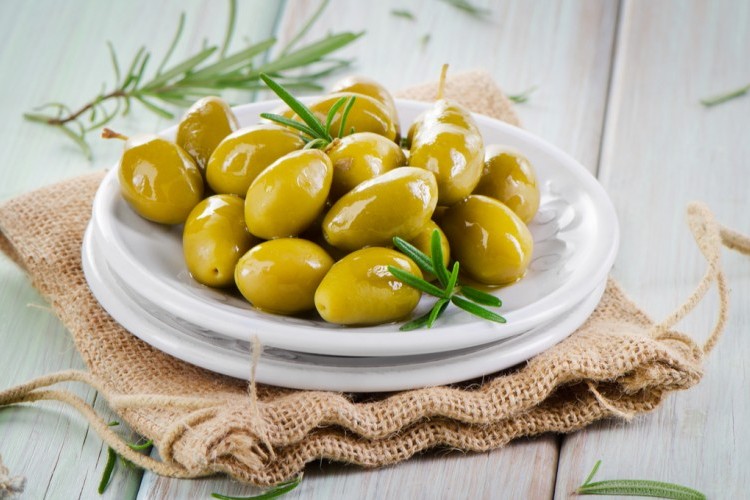 السماح باستيراد سلع سورية بموجب رخص أبرزها الأجهزة الكهربائية والمخللات والزيتون