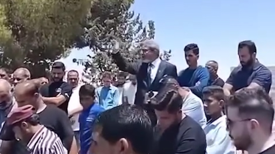 موقف إنساني مؤثر لعشيرة القيسي بعد وفاة إحدى بناتها (فيديو)